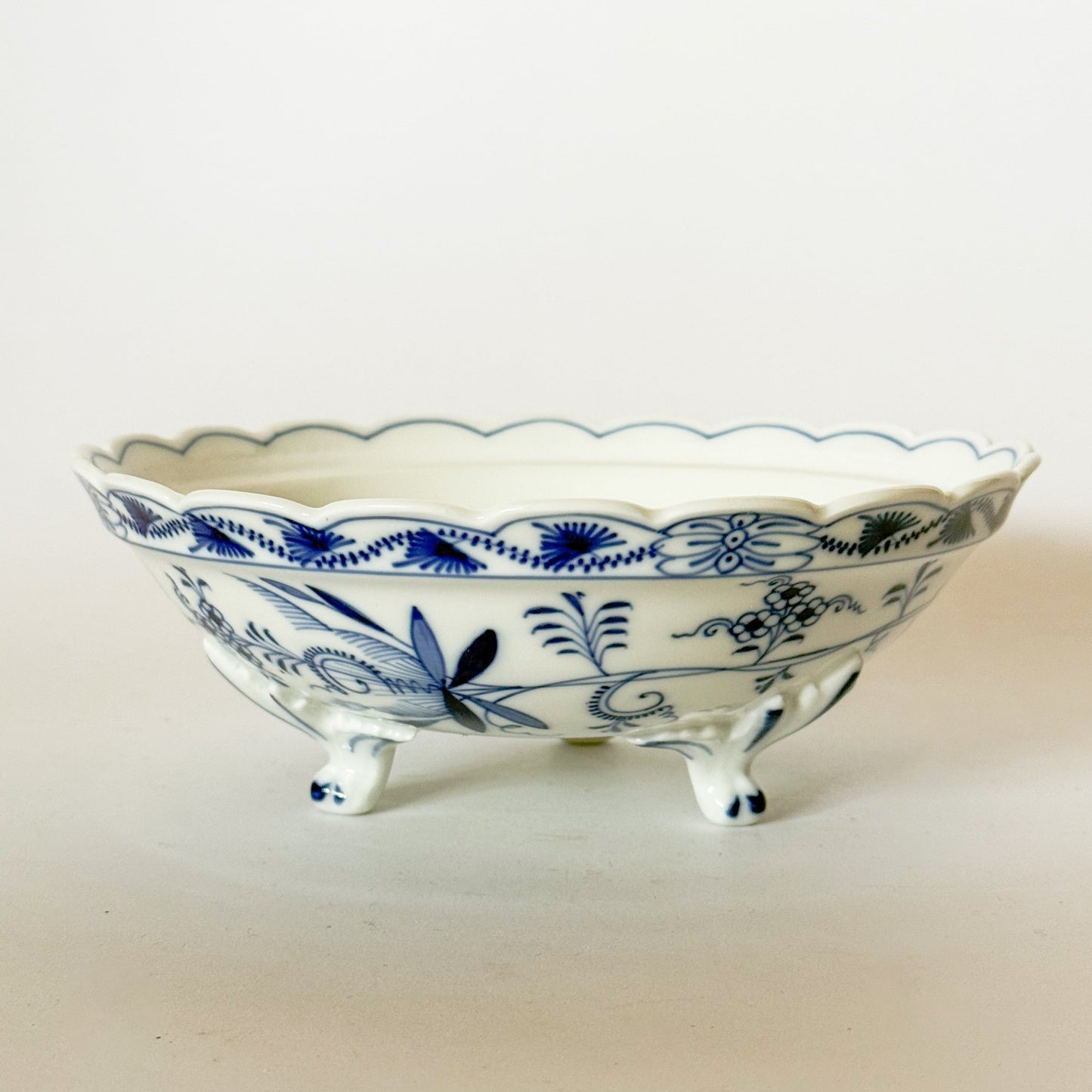 19th Century Franziska Hirsch Porcelain Scalloped Blue Onion Berry Bowl